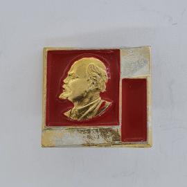 Значок СССР. Ленин, профиль на красном фоне, революционная тематика. Винтажный значек.
