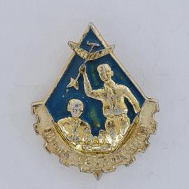 Значок СССР. Юный техник, школьники и модель самолета, техника. Винтажный значек.