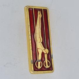 Значок СССР. Медицина, хирургические ножницы на красном фоне. Винтажный значек.