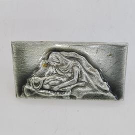 Значок СССР. Скульптура скорбящая мать, памятник, военная тема. Винтажный значек.