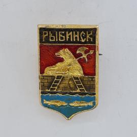 Значок СССР. Рыбинск, герб города с медведем, секирой и рыбой. Винтажный значек.