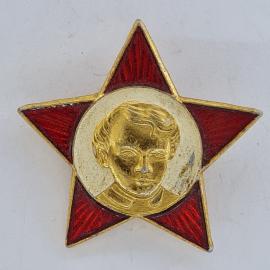 Значок СССР. Красная звезда, портрет Ленина, революционная тематика. Винтажный значек.