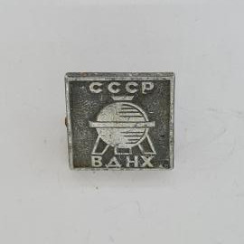 Значок СССР. ВДНХ, надпись СССР и павильон, выставка достижений. Винтажный значек.