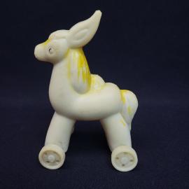 Винтажная игрушка СССР. Пластмассовый олененок на колесиках, детская фигурка для коллекции