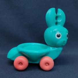 Винтажная игрушка СССР. Каталка зайчик на колесах, детская пластиковая тележка для игры