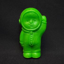 Винтажная игрушка СССР. Пластмассовая фигурка космонавта с поднятой рукой, советский сюжет