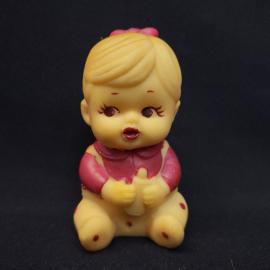 Винтажная игрушка СССР. Резиновая кукла девочка с бантом, сидящая фигурка для коллекции