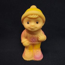 Винтажная игрушка ссср. Резиновая фигурка мальчик в шапке с рюкзаком, советская коллекция