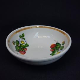 Винтажная миска СССР. Фарфоровая салатница с рисунком клубника и золотистой каймой, посуда