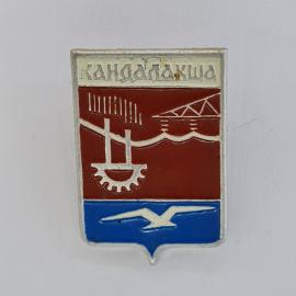 Значок СССР. Кандалакша, Мурманская область, герб города с чайкой и промышленным пейзажем. Винтажный