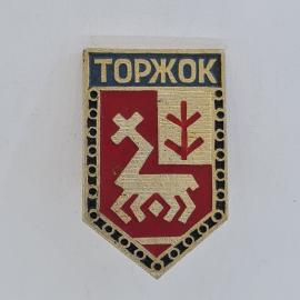 Значок СССР. Торжок, город, герб с козлом и стрелой. Винтажный значек.