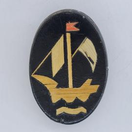 Значок СССР. Парусник, лодка и волны, морская тематика. Винтажный значек.