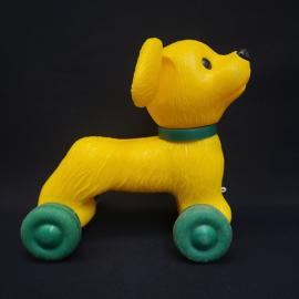 Винтажная игрушка СССР. Собачка на колесах, пластиковая каталка для детей советского периода
