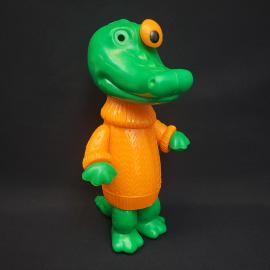 Винтажная игрушка СССР. Пластмассовый крокодил в свитере, советская детская фигурка