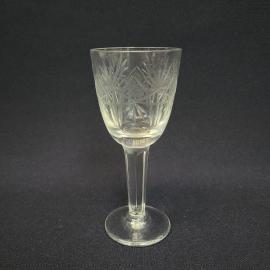 Винтажная рюмка из стекла СССР. Граненая ножка, резной узор, предмет советского быта