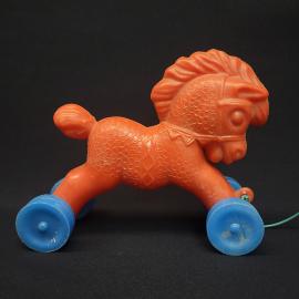 Винтажная игрушка каталка Лошадка времен СССР. Пластиковая детская игрушка на колесах
