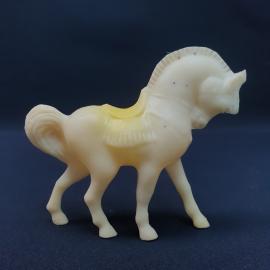 Винтажная игрушка СССР. Пластмассовая фигурка коня с седлом, советский декоративный предмет