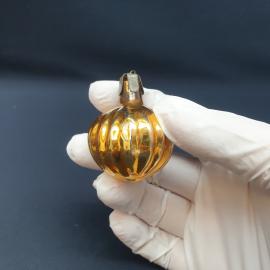 Винтажная елочная игрушка СССР. Стеклянный шар рельефный золотистый, новогоднее украшение