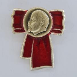 Значок СССР. Ленин, профиль на красном знамени, революционная тематика. Винтажный значек.