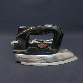 Утюг электрический винтажный СССР. Бытовой прибор советской эпохи для коллекции и интерьера