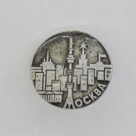 Значок СССР. Москва, городской пейзаж с башнями и зданиями. Винтажный значек.
