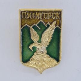 Значок СССР. Пятигорск, Кавказ, орел на скале и горы. Винтажный значек.