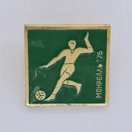 Значок СССР. Монреаль 1976, футболист с мячом, спорт. Винтажный значек.