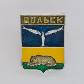 Значок СССР. Вольск, Саратовская область, герб с рыбами и кабаном. Винтажный значек.