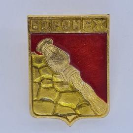 Значок СССР. Воронеж, городской герб, стена и поток воды. Винтажный значек.