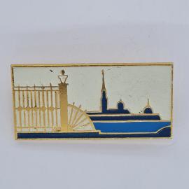 Значок СССР. Ограда, городской силуэт с башней и куполами, архитектура. Винтажный значек.