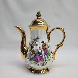 Винтажный кофейник с крышкой СССР. Фарфор, золочение, декоративный сюжет в романтическом стиле