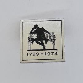 Значок СССР. Силуэт человека на скамье, 1799 1974, юбилейная тема. Винтажный значек.
