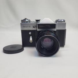 Фотоаппарат винтажный, СССР. Zenit E с объективом, футляром и крышкой объектива