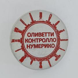 Значок СССР. Оливетти контролло нумерико, техника и приборы. Винтажный значек.
