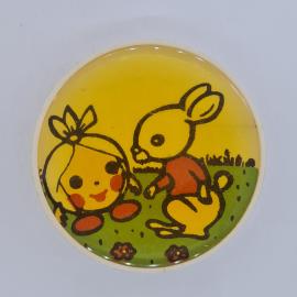 Значок СССР. Мультфильм, зайчонок и кукла на траве. Винтажный значек.