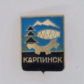 Значок СССР. Карпинск, Свердловская область, горы, ель, шестерня, промышленность. Винтажный значек.