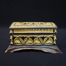 Шкатулка винтажная, СССР. Дерево, резная, с откидной крышкой на подставке