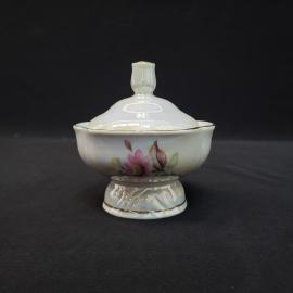 Сахарница винтажная, СССР. Фарфор с перламутровым люстром, на ножке, с крышкой и цветами