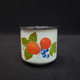 Кружка винтажная, СССР. Эмалированная, белая с ягодным рисунком и черным кантом