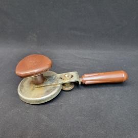 Закаточная машинка винтажная, СССР. Металл, ручная модель для домашнего консервирования