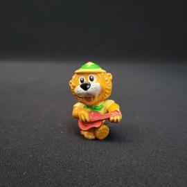 Фигурка винтажная, СССР. Пластиковая игрушка львенок с гитарой, Ferrero 1993 год