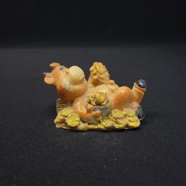 Фигурка винтажная, СССР. Декоративная статуэтка коровы с монетами, полимерный материал