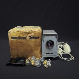 Диапроектор винтажный, СССР. Модель ДМ 3, с коробкой и лампами в комплекте