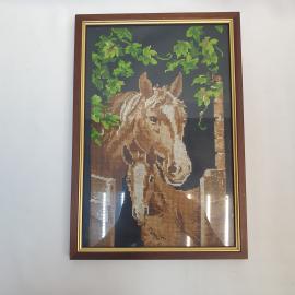 Картина винтажная, СССР. Вышивка крестом под стеклом, лошадь в деревянной раме