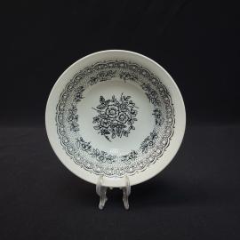 Тарелка винтажная, СССР. Фарфоровая, белая с черным цветочным орнаментом, 13 см
