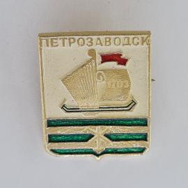 Значок СССР. Петрозаводск, Карелия, ладья, городской герб. Винтажный значек.