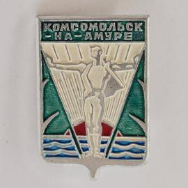 Значок СССР. Комсомольск на Амуре, девушка с веслом, спорт, город. Винтажный значек.