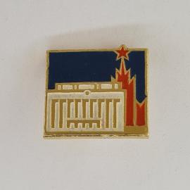 Значок СССР. Здание и звезда, архитектура. Винтажный значек.