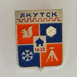 Значок СССР. Якутск, герб города, белка и снежинка, 1632. Винтажный значек.