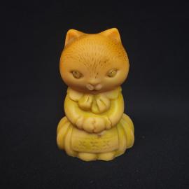 Фигурка винтажная, СССР. Пластмассовый котенок на подставке, декоративная статуэтка